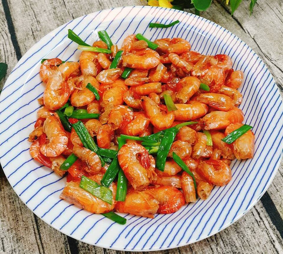 Phụ nữ mới sinh có nên ăn tôm tép?